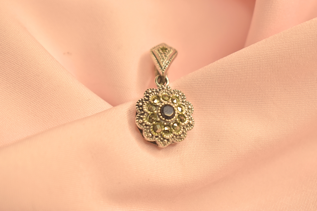 Floral Design Pendant with Sparkling Stones – Elegant Silver Jewelry