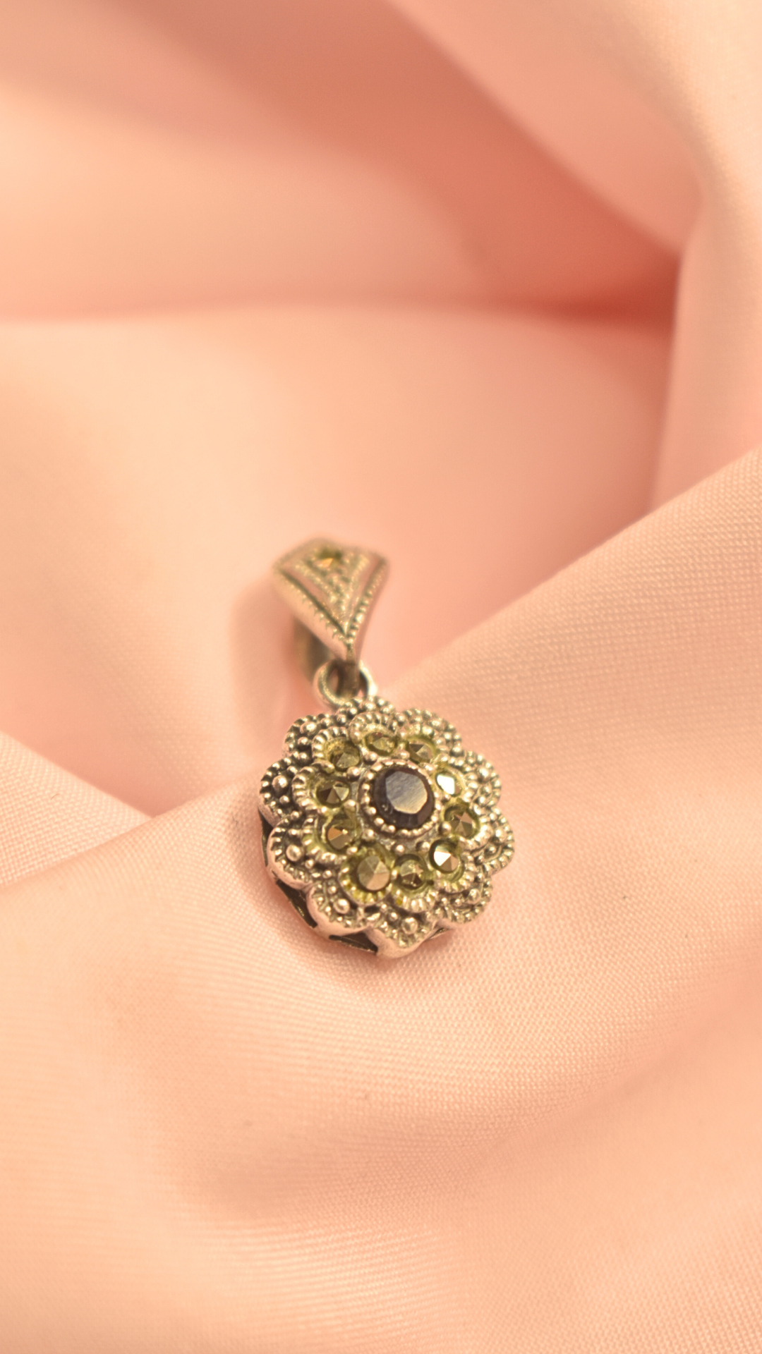 Floral Design Pendant with Sparkling Stones – Elegant Silver Jewelry
