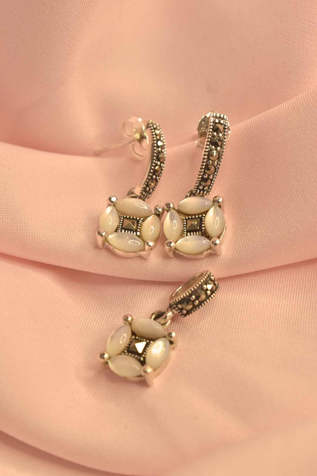 Elegant Mother-of-Pearl Earrings and Pendant Set