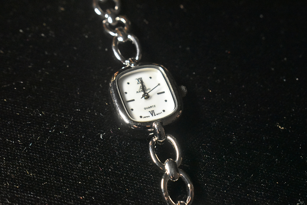 Elegant Chain-Link Watch with a Minimalistic Dial