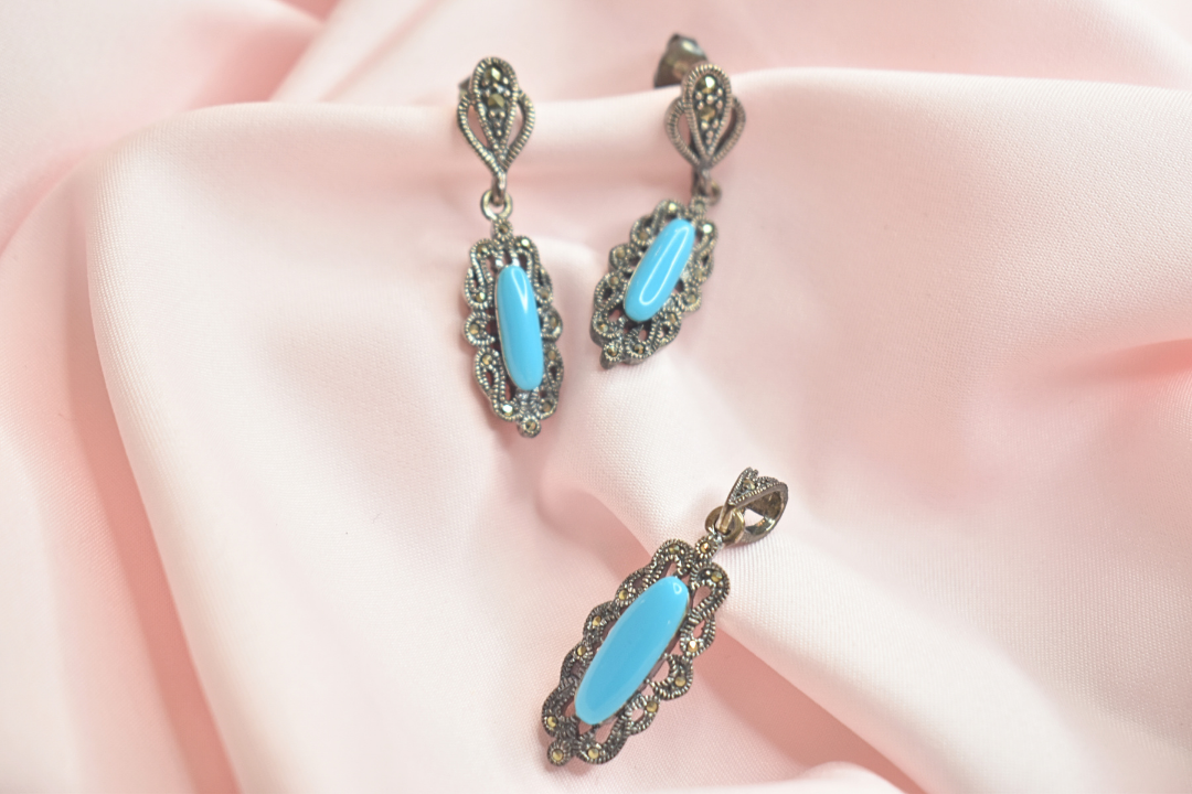 Turquoise Elegance Antique Silver pendent Earrings