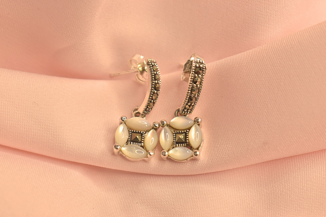 Elegant Mother-of-Pearl Earrings and Pendant Set