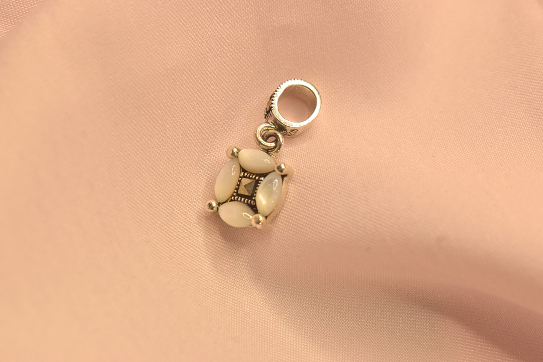 Elegant Mother-of-Pearl Earrings and Pendant Set