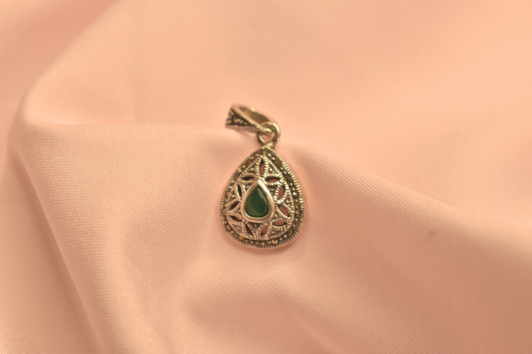 Elegant Teardrop Green Stone Earrings and Pendant Set