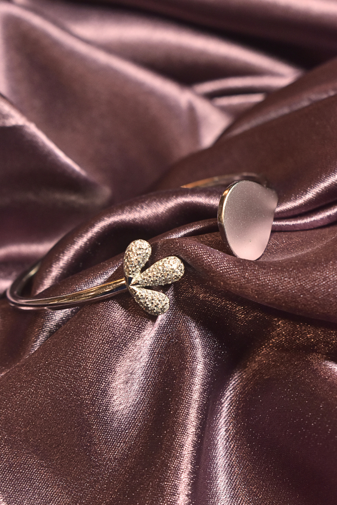 Minimalist Elegance Open Bangle with Leaf and Pebble Design