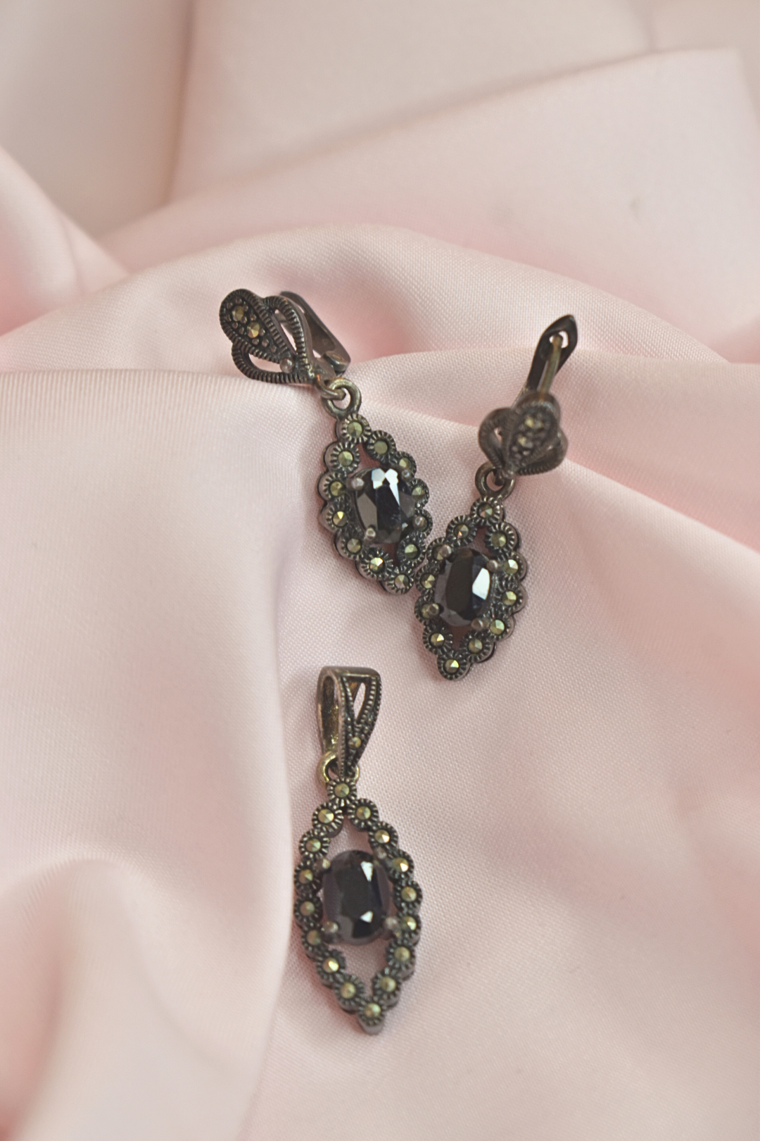 Vintage Black Gemstone Pendant and Pendant with Intricate Detailing