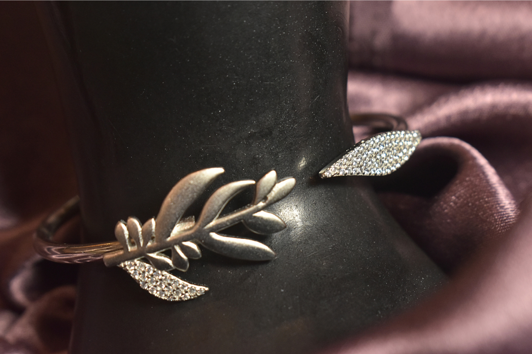 Elegant Leaf Design Bracelet with Subtle Crystal Accents