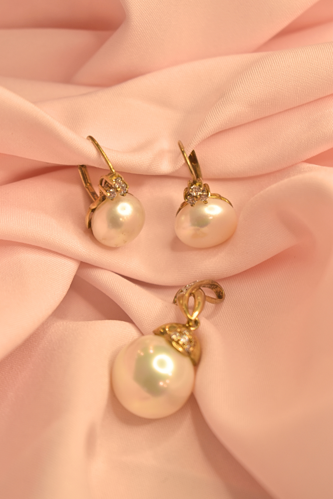 Elegant Pearl and Diamond Drop Earrings and Pendant Set