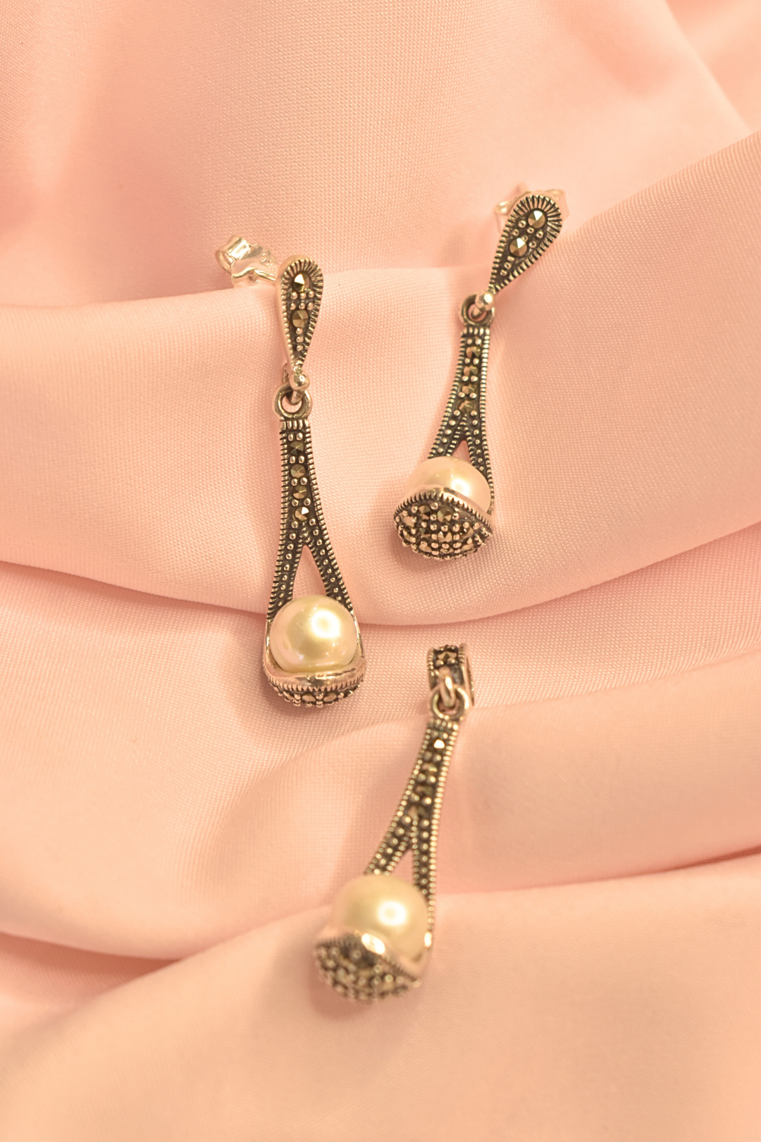 Vintage-Inspired Pearl Drop Earrings and Pendant Set