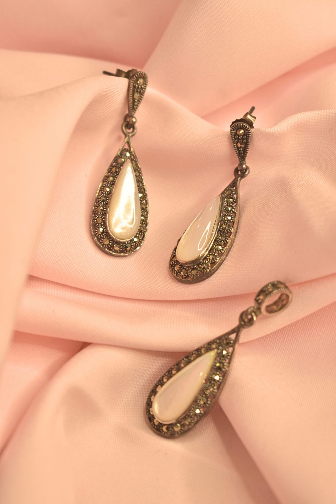 Teardrop Mother of Pearl Earrings and Pendant Set