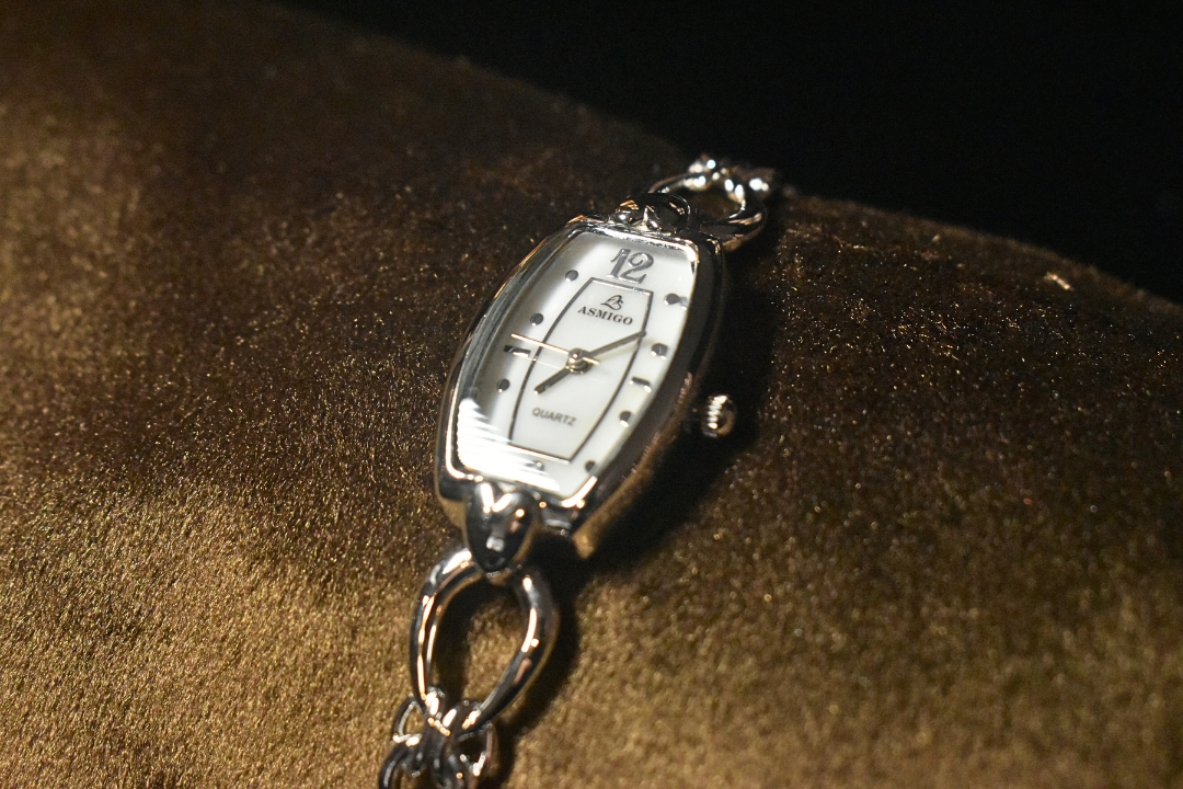 Sleek Minimalist Bracelet Watch Where Simplicity Meets Elegance