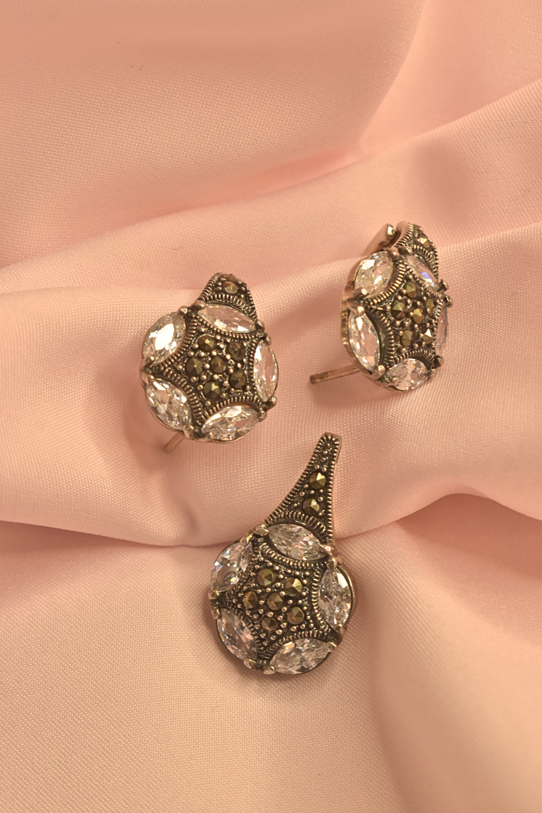 Vintage-Inspired Crystal Earrings and Pendant Set with Intricate Detailing