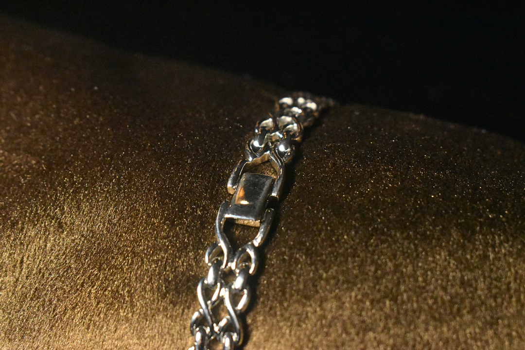 Classic Roman Numerals in a Sleek Oval Design