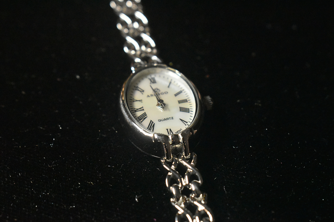 Classic Roman Numerals in a Sleek Oval Design