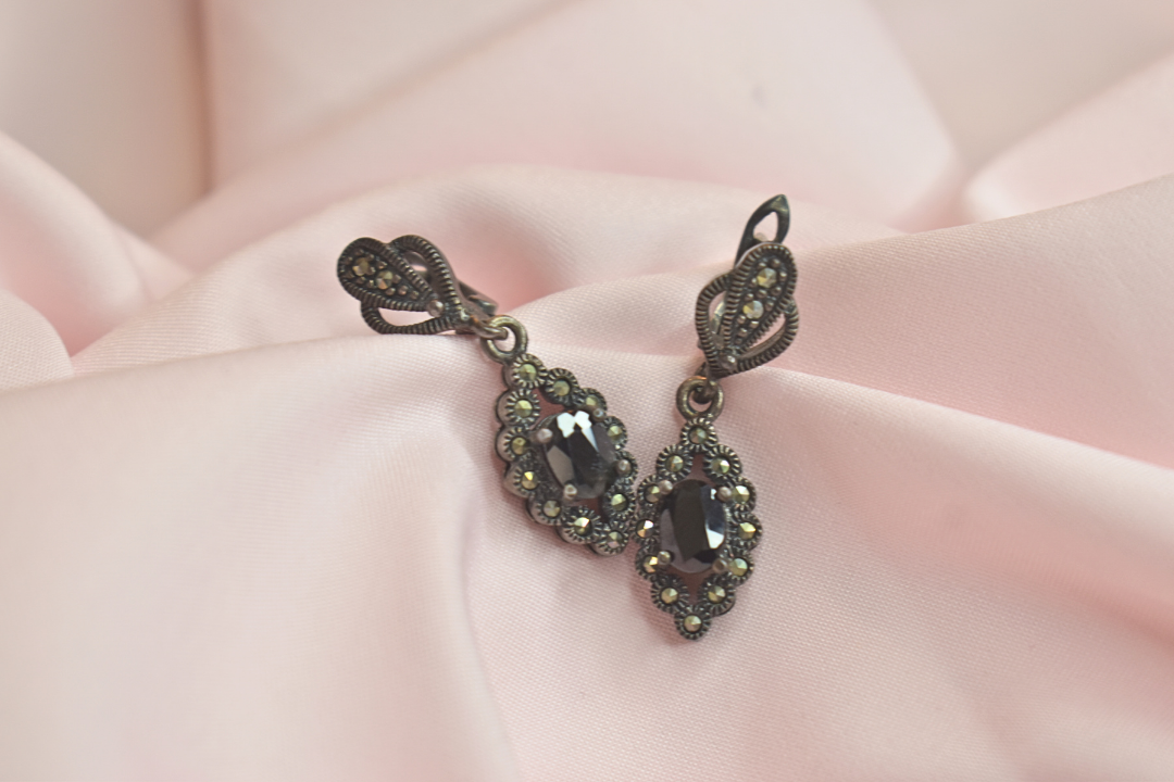 Vintage Black Gemstone Pendant and Pendant with Intricate Detailing