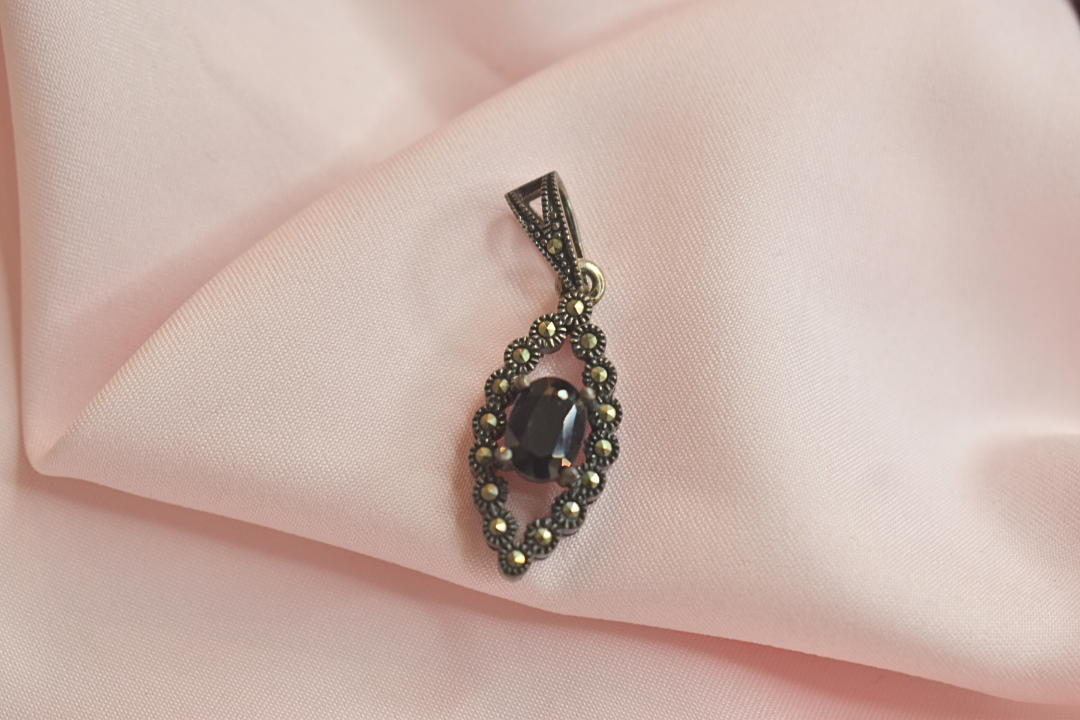 Vintage Black Gemstone Pendant and Pendant with Intricate Detailing