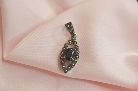 Vintage Black Gemstone Pendant and Pendant with Intricate Detailing