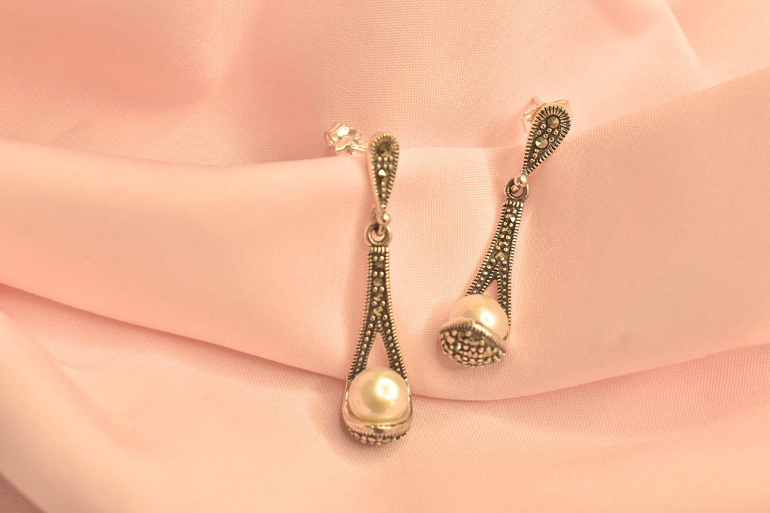 Vintage-Inspired Pearl Drop Earrings and Pendant Set