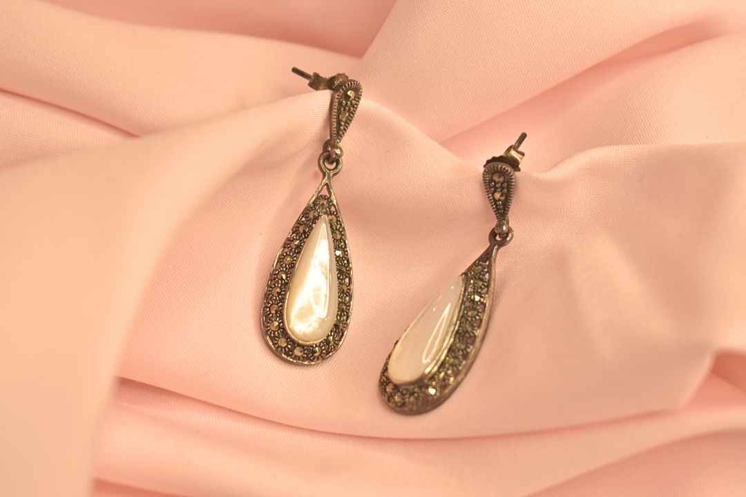 Teardrop Mother of Pearl Earrings and Pendant Set