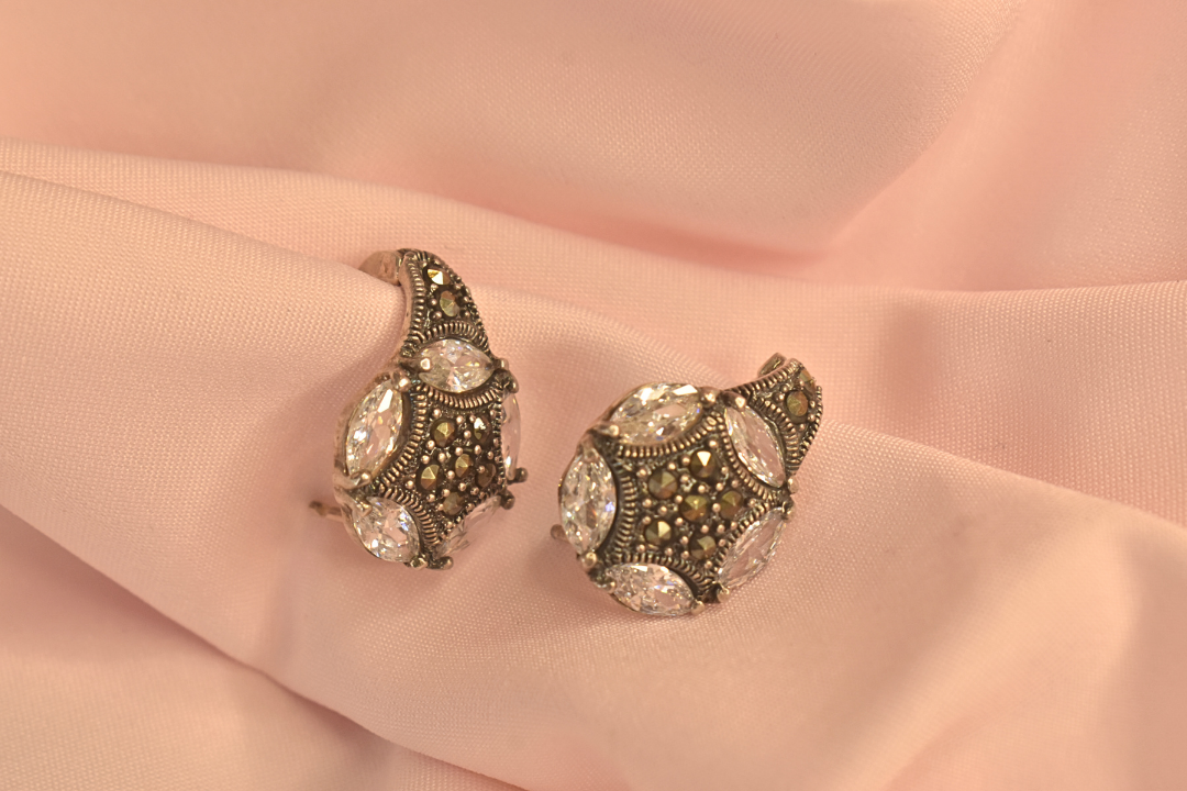 Vintage-Inspired Crystal Earrings and Pendant Set with Intricate Detailing
