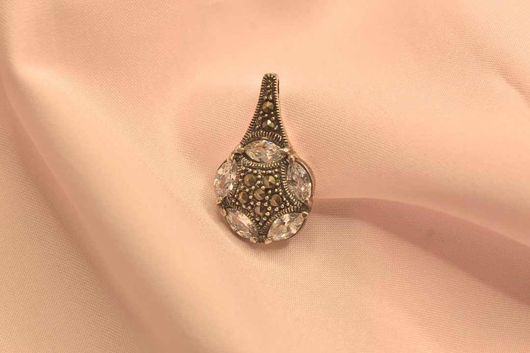 Vintage-Inspired Crystal Earrings and Pendant Set with Intricate Detailing