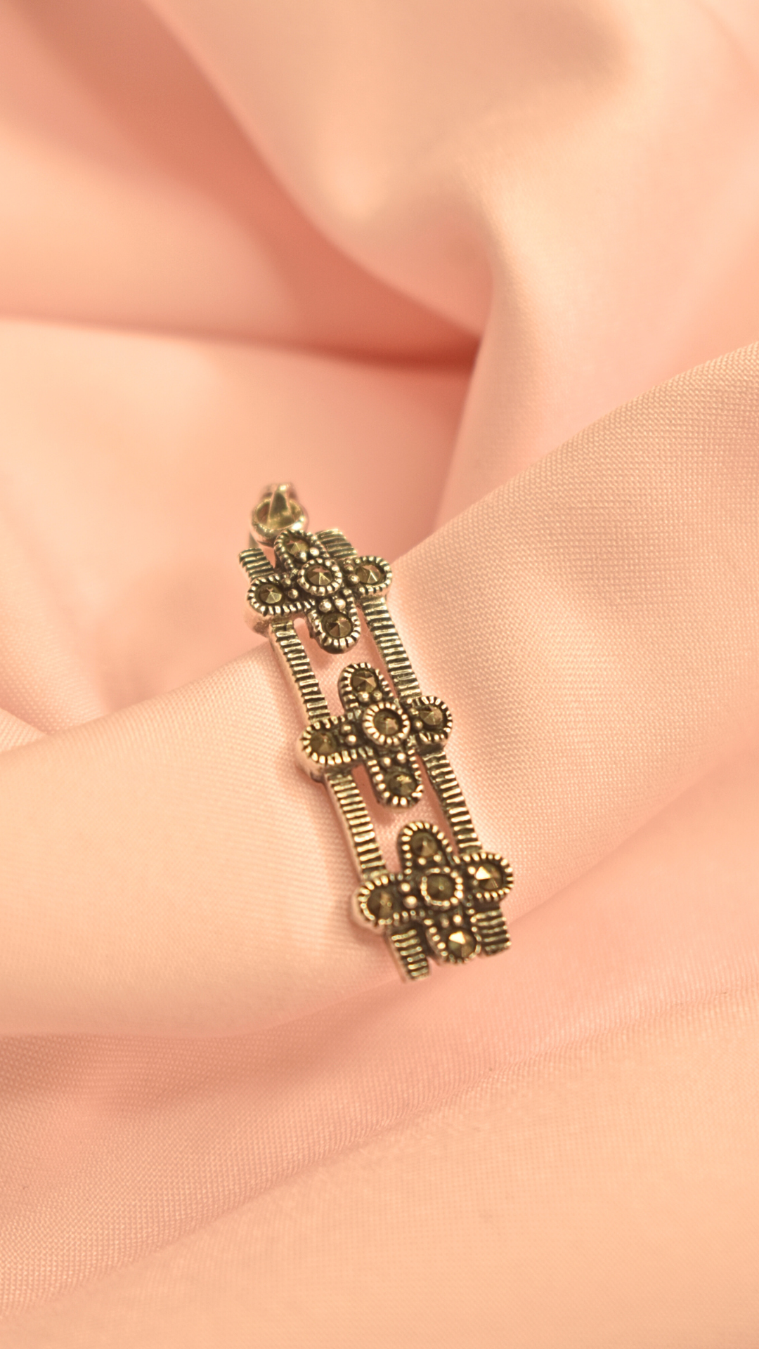 Vintage-Inspired Floral Design Pendant – Elegant Brass Jewelry