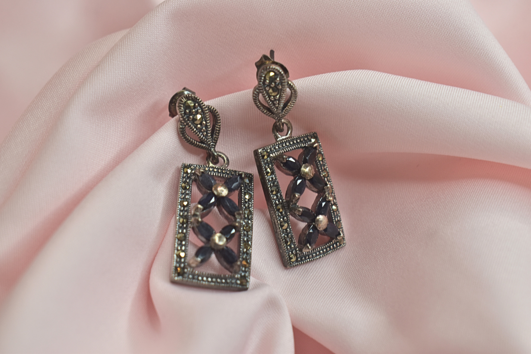 Elegant Flower-Design Stone-Studded Earrings and Pendant Set in Rectangular Frame
