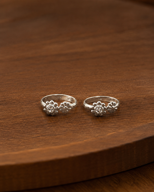 The Luminous White Stone Toe Ring