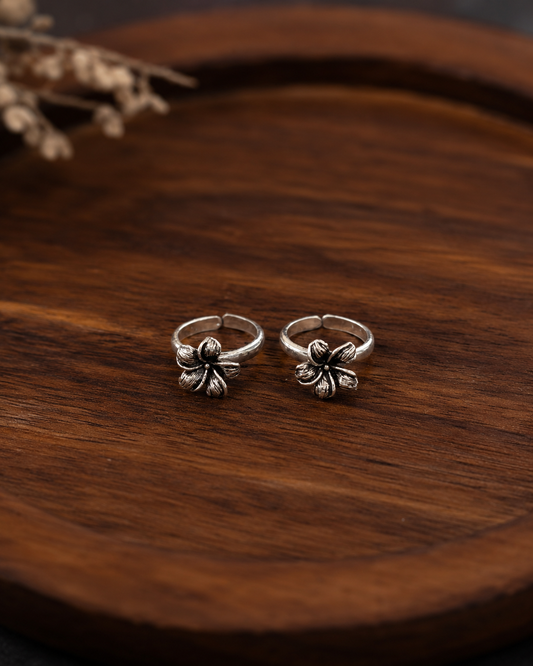 The Brilliant Flower Design Toe Ring