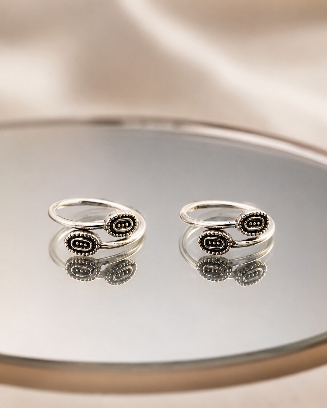 The Elegant Oval Swirl Toe Ring
