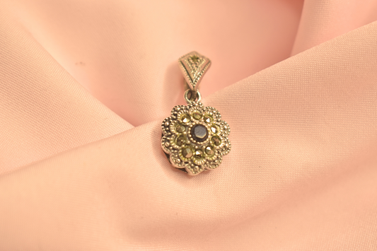 Floral Design Pendant with Sparkling Stones – Elegant Silver Jewelry