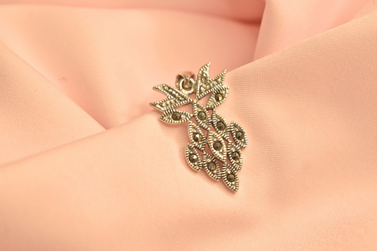 Intricate Floral Leaf Design Pendant with Antique Detailing