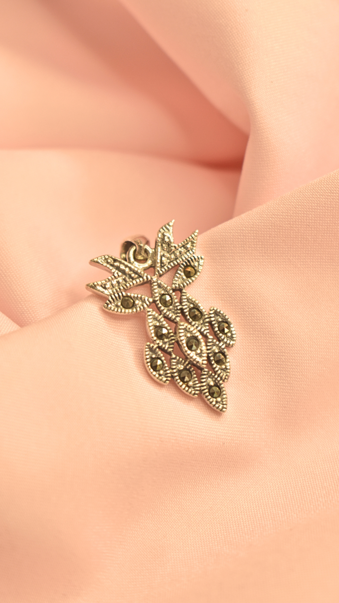 Intricate Floral Leaf Design Pendant with Antique Detailing