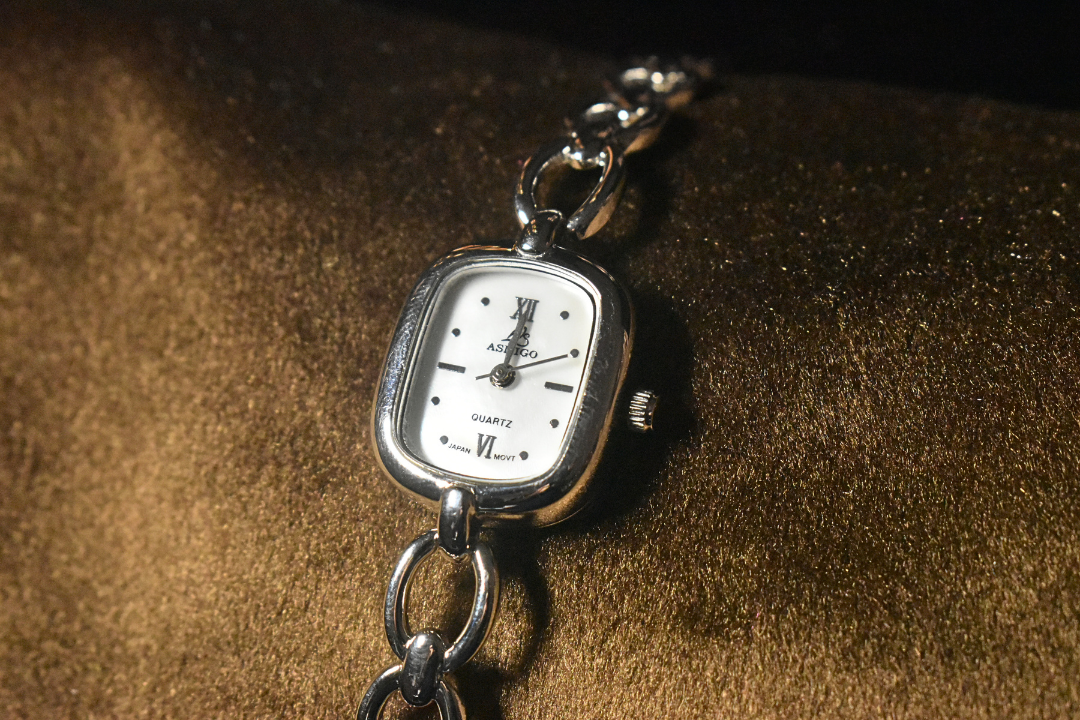 Elegant Chain-Link Watch with a Minimalistic Dial