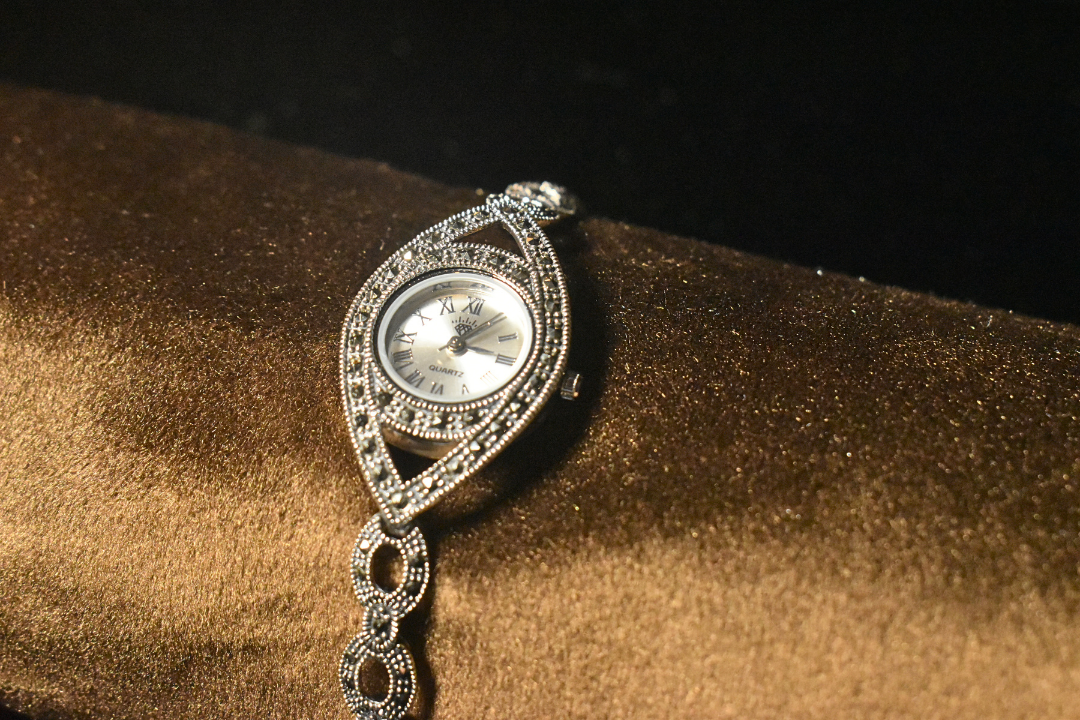 Sophisticated Teardrop Design A Timepiece of Pure Elegance