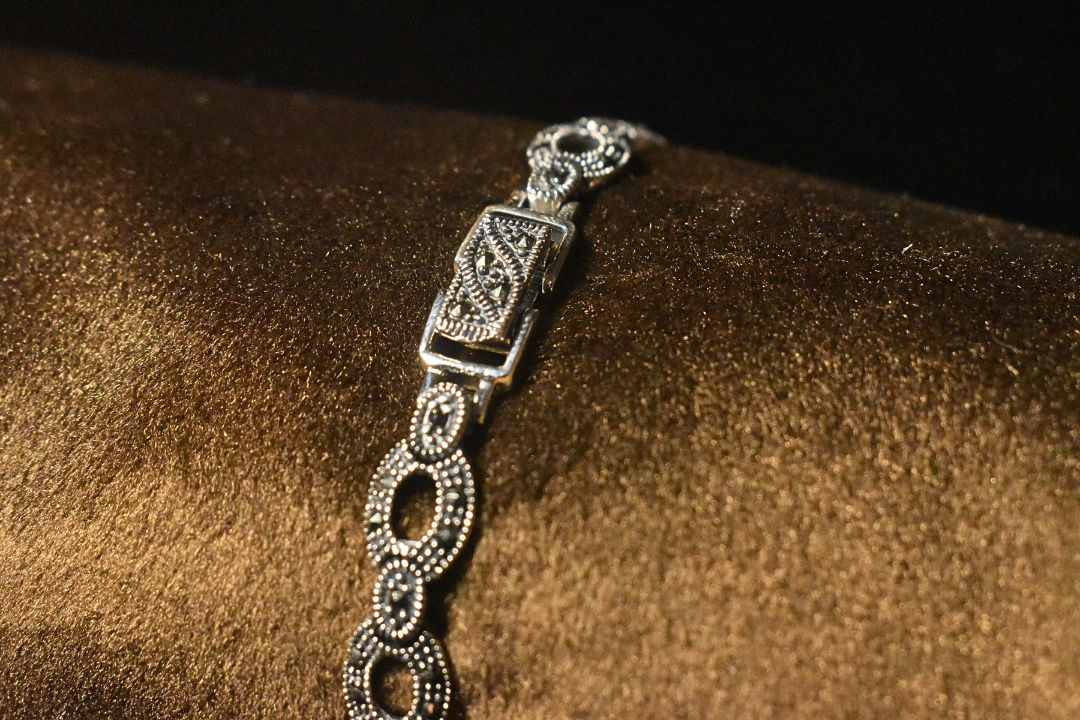 Sophisticated Teardrop Design A Timepiece of Pure Elegance