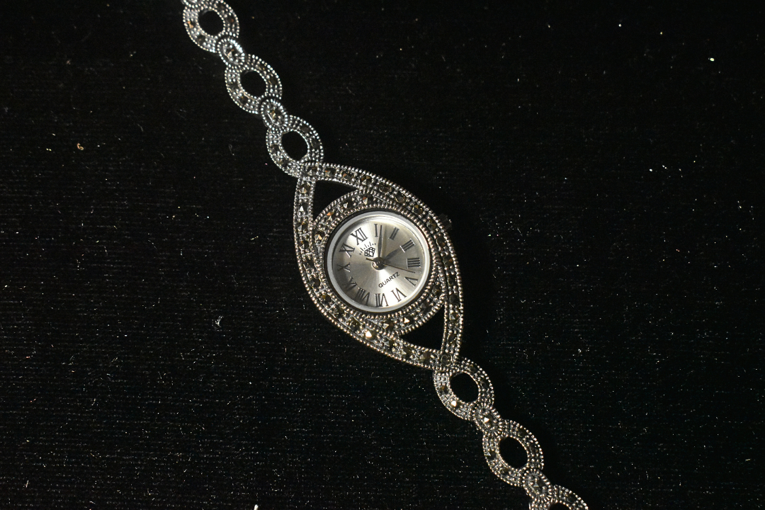 Sophisticated Teardrop Design A Timepiece of Pure Elegance