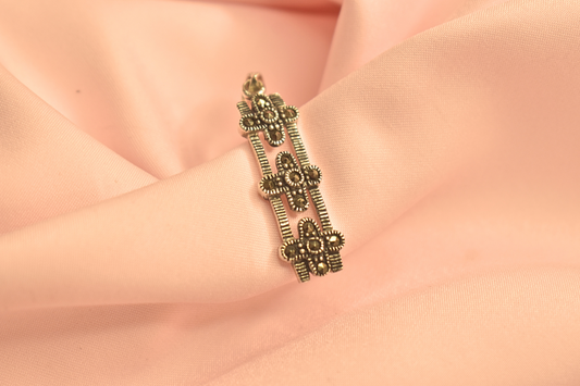 Vintage-Inspired Floral Design Pendant – Elegant Brass Jewelry