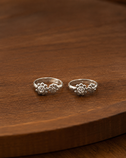 The Luminous White Stone Toe Ring